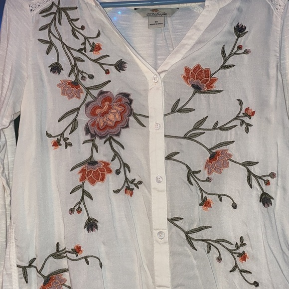 Cute, dressy blouse - Picture 2 of 3